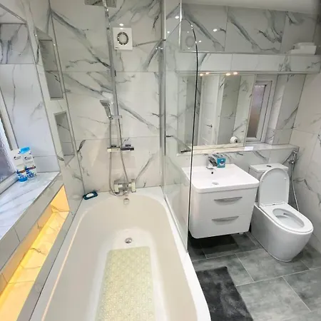 Comfy 4 Bedroom House 利兹