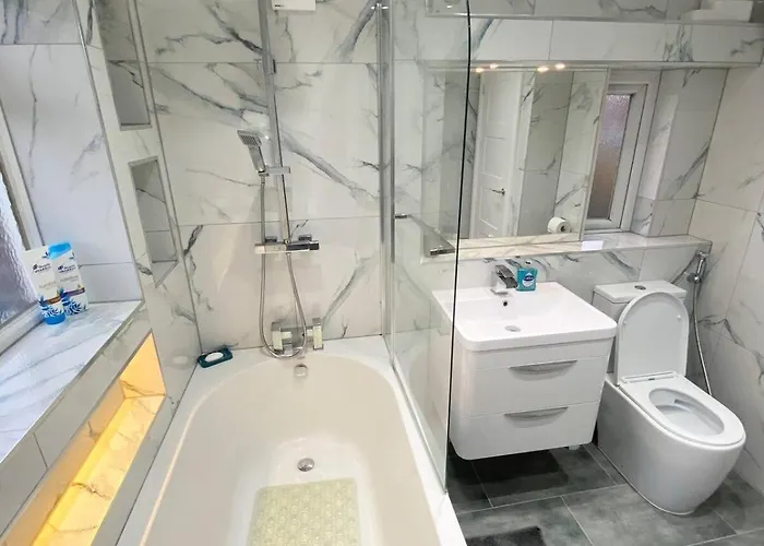 Comfy 4 Bedroom House לידס