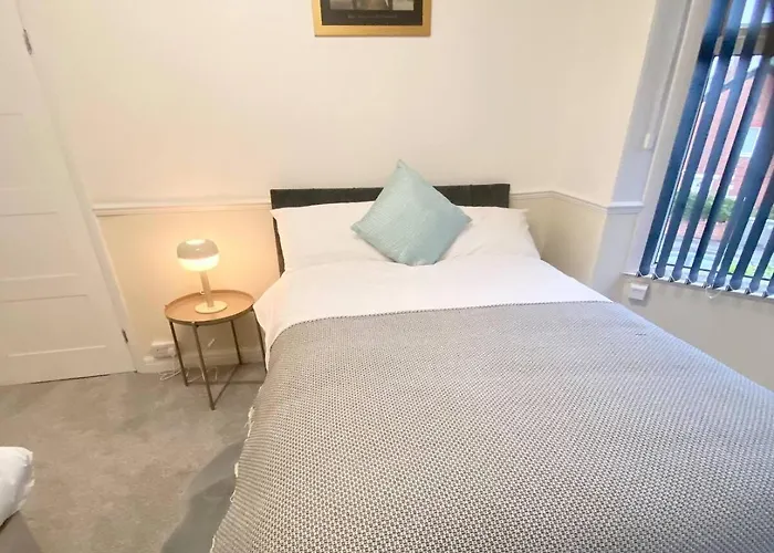 דירה Comfy 4 Bedroom House