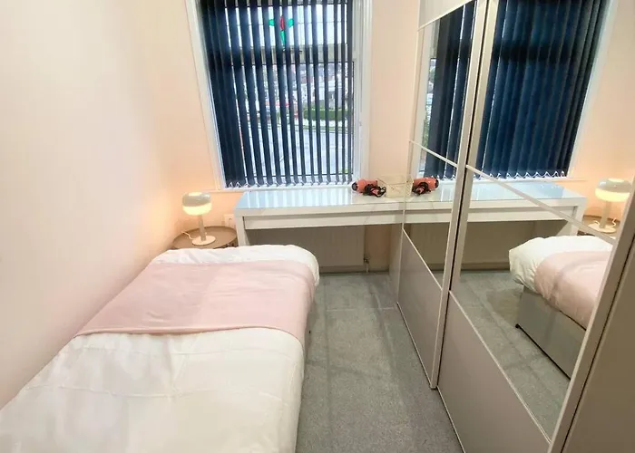 דירה Comfy 4 Bedroom House