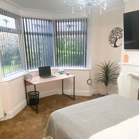 Apartment Comfy 4 Bedroom House